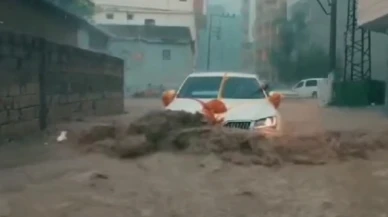 Gelin arabası sel sularının ortasında kaldı