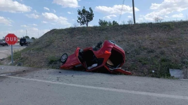 Hafif ticari aracın otomobille çarpıştığı kazada 4 kişi yaralandı