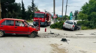 İki otomobilin çarpıştığı kazada 1 kişi öldü, 2 kişi yaralandı