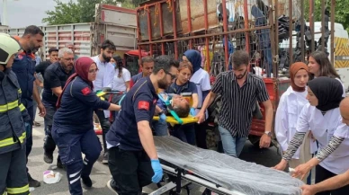 Kamyonet tırın altına girdi: 1'i ağır 2 yaralı