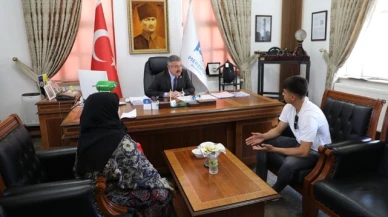 Kargı, Makam Odasında Vatandaşın Taleplerini Dinliyor