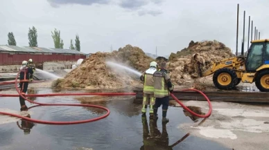 Kaynak makinesinden çıkan kıvılcımlar istiflenmiş saman balyalarını küle çevirdi