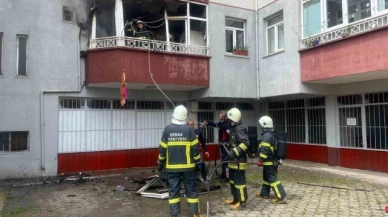 Kibritle oynayan çocuk balkonu ateşe verdi