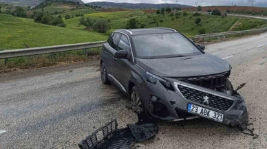 Kontrolden çıkan otomobil bariyerlere çarptı