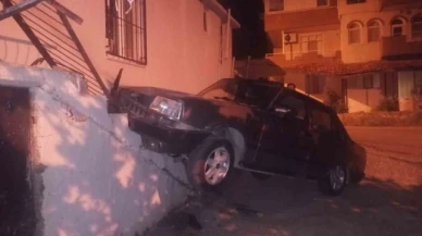 Kontrolden çıkan otomobil binaya çarptı