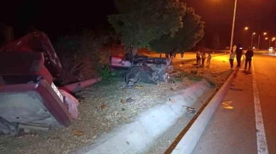 Kontrolden çıkıp refüjdeki ağaca çarpan otomobil ikiye bölündü