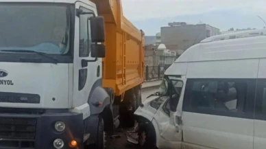 Öğrenci servisi kaza yaptı: 15 yaralı