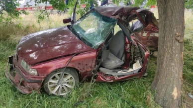 Otomobil ağaca çarptı: 1 ölü, 1 yaralı