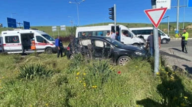 Otomobil ile minibüs çarpıştı: 9 yaralı