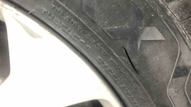 Park halindeki 11 aracın lastikleri bıçakla kesildi