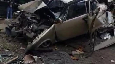 Park halindeki kamyon 2 otomobile ve duvara çarparak durabildi: Ortalık savaş alanına döndü