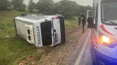 Sera işçisi kadınları taşıyan minibüs devrildi: 14 yaralı