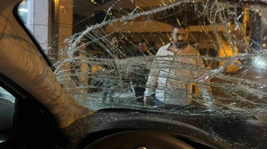 Seyir halindeki otomobile at çarptı... O anlar kameraya yansıdı