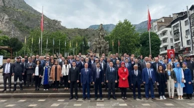 SGK Personeli Atatürk Anıtı'na Çelenk Sundu