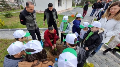 Taşova'da Minikler Fidanları Toprakla Buluşturdular