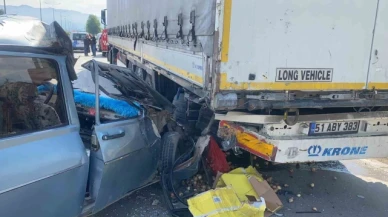 Tırın altına giren otomobilde hayatını kaybetti