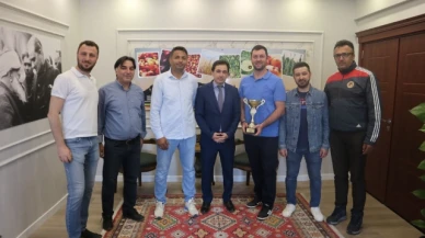Turnuvayı Lider Tamamlayan Basketbol Takımını Tebrik Etti