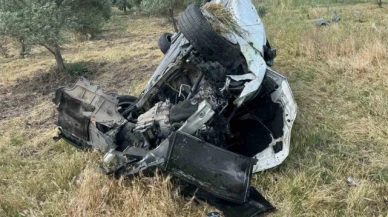 Zeytin bahçesine devrilen otomobildeki 5 kişi yaralandı