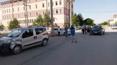 4 aracın karıştığı kazada 3 kişi yaralandı