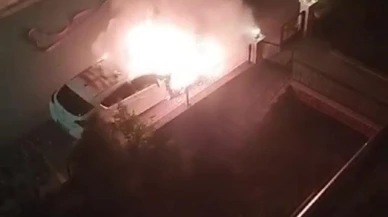 Alev alan otomobil kullanılamaz hale geldi