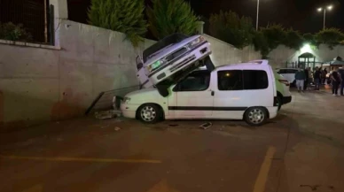 Alkollü sürücü dehşeti: Otomobiliyle araçların üzerine düştü