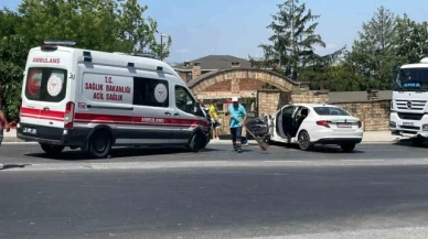 Ambulans otomobile çarptı: 4 yaralı