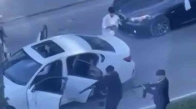 Düğün eğlencesi savaş alanına döndü: Trafiği kesip uzun namlulu silahla böyle ateş açtılar