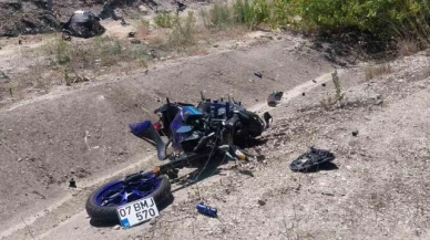 Hafif ticari araç ile motosiklet çarpıştı: 2 ölü, 2 yaralı