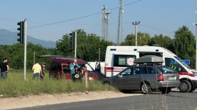 Hafif ticari araç ile otomobil çarpıştı: 4 yaralı