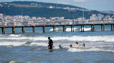 Karadeniz'de 4 kişi boğulma tehlikesi geçirdi