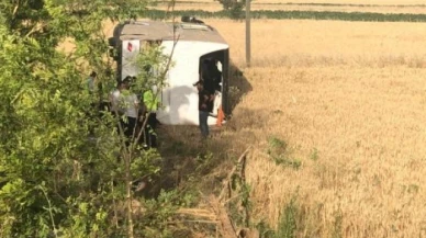 Kontrolden çıkan otobüs tarlaya uçtu: 1'i ağır 27 yaralı