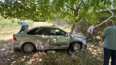 Kontrolden çıkan otomobil 3 metrelik duvardan uçtu