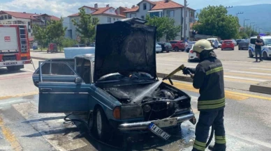 Motor kısmından alev alan otomobil kullanılamaz hale geldi