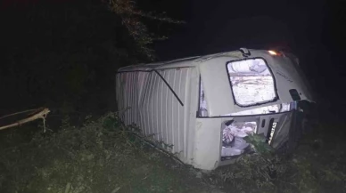 Otomobil ile minibüs çarpıştı: 15 yaralı