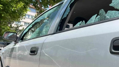 Otomobile baltayla saldırdılar