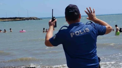 Samsun'da polis boğulmalara karşı sahillerde uyarıda bulunuyor