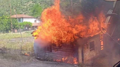 Yanan otlardan sıçrayan kıvılcımlar odunluğu küle çevirdi