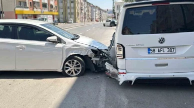 2'si çocuk 5 kişinin yaralandığı kaza güvenlik kamerasına yansıdı
