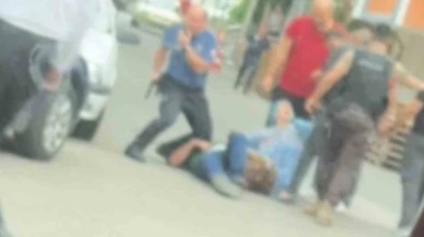 3 kişiyi bıçakla yaralayan saldırgan vurularak etkisiz hale getirildi