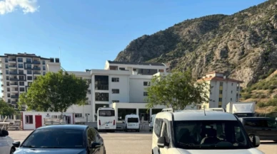 Amasya'da hafif ticari araçtan 15 göçmen çıktı