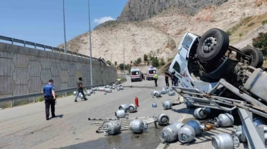 Amasya'da tüp yüklü kamyon devrildi: 1 ağır yaralı