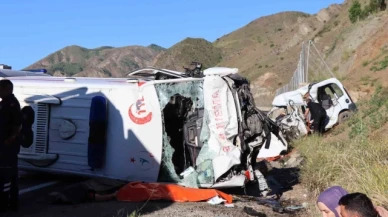 Ambulans ile hafif ticari araç çarpıştı: 4 ölü, 1 yaralı