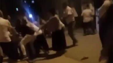 Demir çubuklu, sopalı ve taşlı kavgada sokak savaş alanına döndü: 7 yaralı