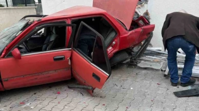 Direksiyon hakimiyetini kaybeden sürücü metrelerce yükseklikten aşağıya uçtu