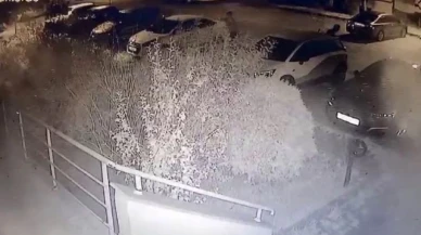 Elindeki sopayla park halindeki otomobilin camını kırdı