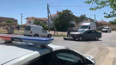 Hafif ticari araç ile otomobil kavşakta çarpıştı: 1 yaralı