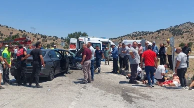 İki otomobil çarpıştı: 1'i ağır 10 yaralı