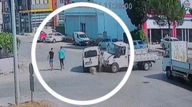 Kamyonetin çarpıp savurduğu araç 2 sağlık çalışanı yayanın üzerine devrildi: Kaza anı kamerada