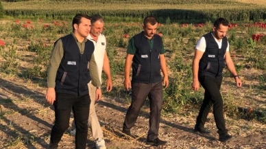Kartal, soğan hasadı gerçekleştiren üreticiyi ziyaret etti