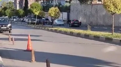 Öfkeli şahıs sürücüyü yumruklayıp, otomobili tekmeledi
